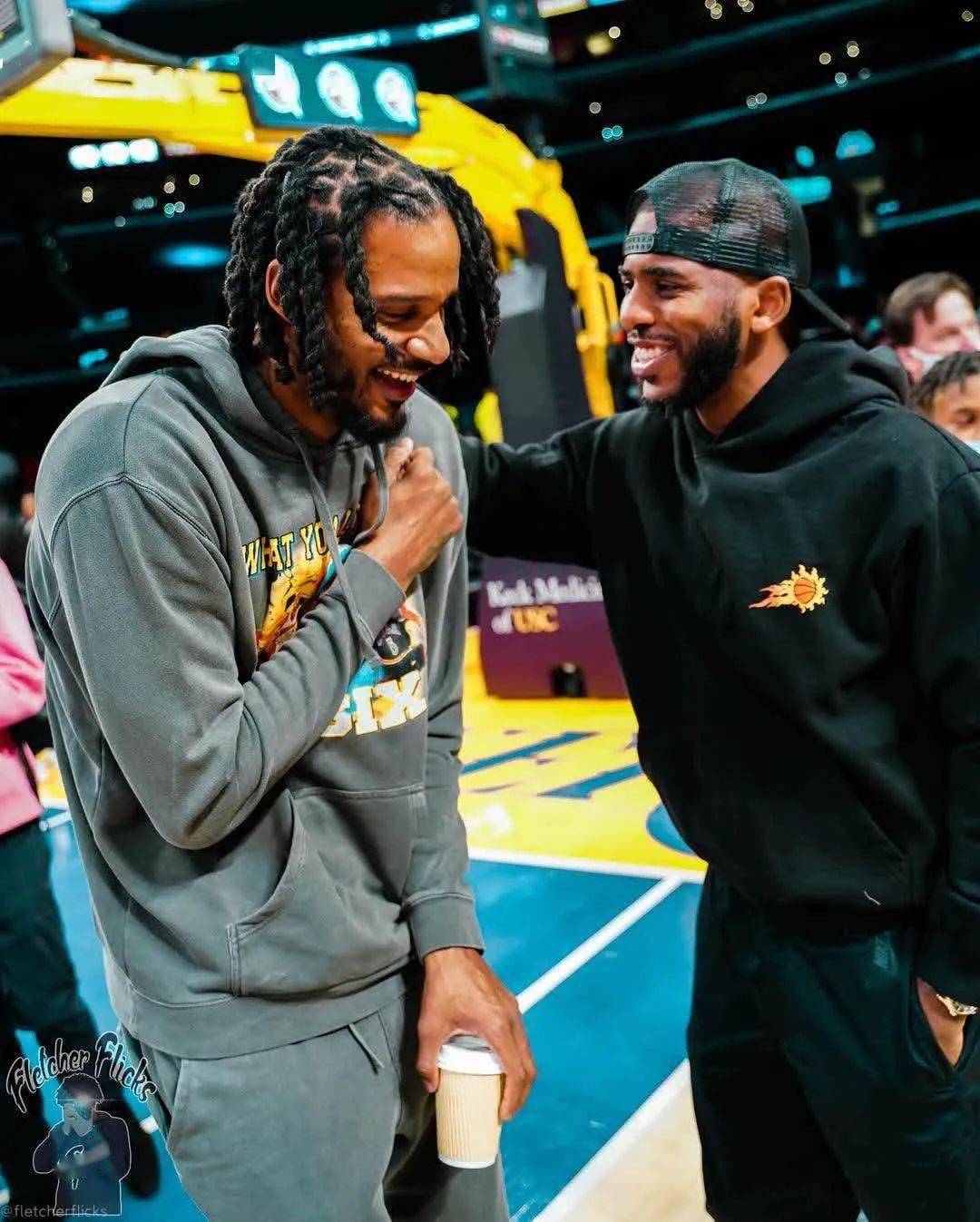 TES观众热烈欢呼!,费德勒迎来三赛季出色发挥观众掌声雷动 TES观众热烈欢呼!,费德勒迎来三赛季出色发挥观众掌声雷动