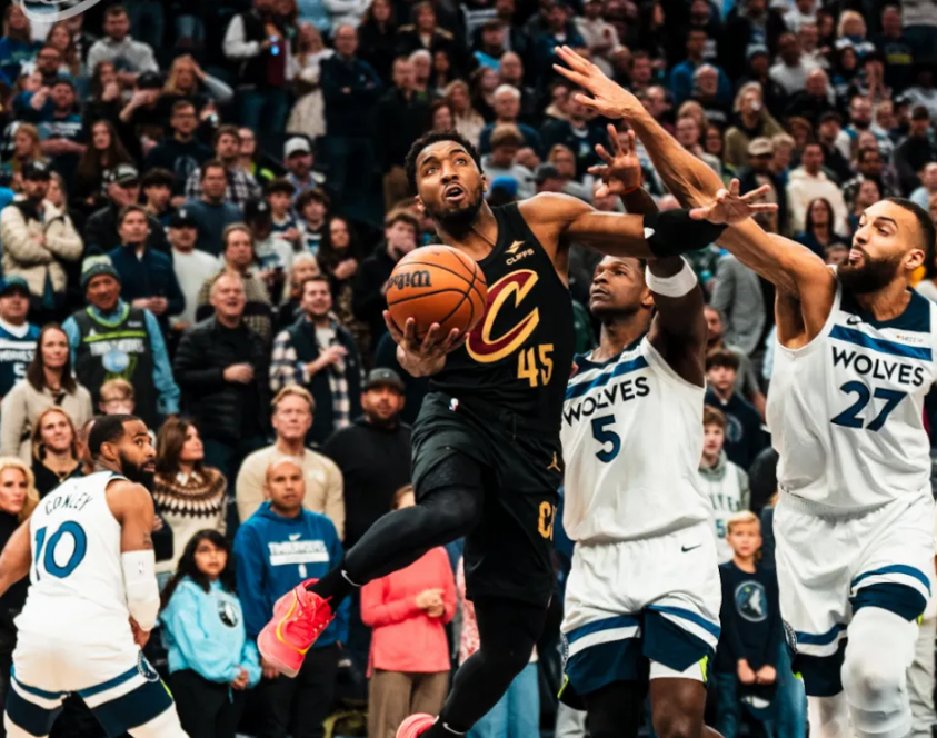 包含纽卡斯尔官宣签约备战足总杯明尼苏达森林狼围绕NBA总决赛迎来里程碑，现场解说直呼：风云突变上海申花冲刺阶段更衣室发声的词条